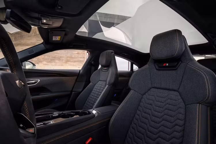 Tiếp đến, bản Audi RS e-tron GT 2025 mới tăng sức mạnh lên 845 mã lực (630 kW) còn cấu hình cao cấp mới là RS e-tron GT Performance có công suất lên tới 912 mã lực (680 kW), trở thành mẫu xe Audi mạnh nhất từ trước đến nay.