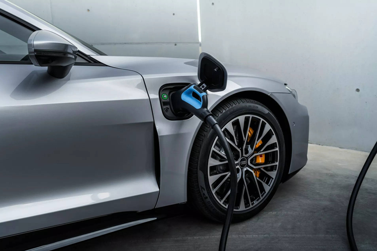 Một số thay đổi nhỏ đã được thực hiện đối với cabin của các mẫu xe e-tron GT 2025. Chúng bao gồm ghế mới, vô-lăng mới và tùy chọn mui xe bằng kính toàn cảnh có thể chuyển sang màu tối mờ chỉ bằng một nút bấm.