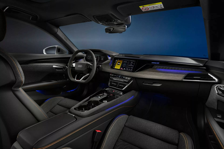 Pin còn có chức năng kiểm soát nhiệt độ tối ưu hơn. Toàn bộ dòng Audi e-tron GT 2025 đều nhận được những mô-tơ điện có năng lực vận hành tốt hơn trước. Bản cấu hình tiêu chuẩn S e-tron GT có 2 mô-tơ sản sinh tổng công suất 670 mã lực (500 kW), mạnh hơn so với mẫu RS e-tron GT cũ.