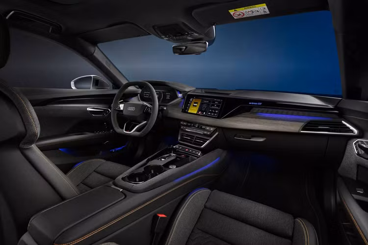 Pin còn có chức năng kiểm soát nhiệt độ tối ưu hơn. Toàn bộ dòng Audi e-tron GT 2025 đều nhận được những mô-tơ điện có năng lực vận hành tốt hơn trước. Bản cấu hình tiêu chuẩn S e-tron GT có 2 mô-tơ sản sinh tổng công suất 670 mã lực (500 kW), mạnh hơn so với mẫu RS e-tron GT cũ.