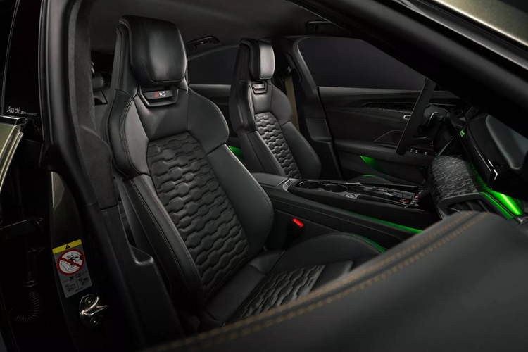 Sức mạnh được bổ sung thêm khiến tốc độ tăng theo tỷ lệ thuận. S e-tron GT 2025 tăng tốc từ 0 lên 100 km/h chỉ trong 3,4 giây, kém đúng 0,1 giây so với phiên bản RS cũ.