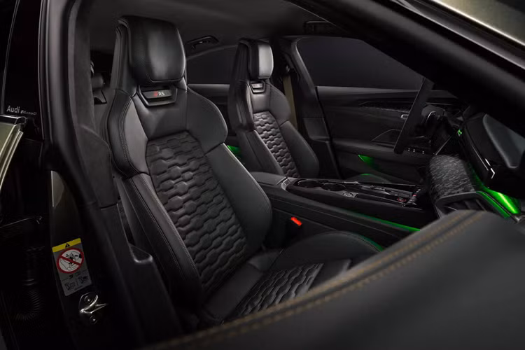 Sức mạnh được bổ sung thêm khiến tốc độ tăng theo tỷ lệ thuận. S e-tron GT 2025 tăng tốc từ 0 lên 100 km/h chỉ trong 3,4 giây, kém đúng 0,1 giây so với phiên bản RS cũ.