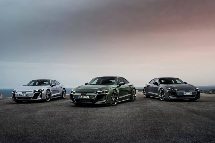 Hệ thống phanh tái sinh năng lượng được cải tiến để tăng công suất hoạt động từ 290 kW lên 400 kW, đồng thời cho phép người lái tinh chỉnh mức độ dễ dàng thông qua lẫy chuyển số sau vô-lăng. Mẫu xe mới có thể đi được tối đa 609 km bằng một lần sạc, trong điều kiện lý tưởng.