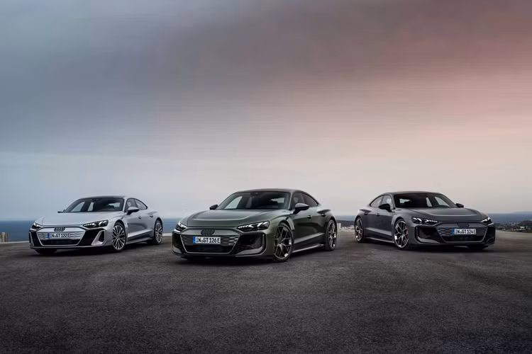 Hệ thống phanh tái sinh năng lượng được cải tiến để tăng công suất hoạt động từ 290 kW lên 400 kW, đồng thời cho phép người lái tinh chỉnh mức độ dễ dàng thông qua lẫy chuyển số sau vô-lăng. Mẫu xe mới có thể đi được tối đa 609 km bằng một lần sạc, trong điều kiện lý tưởng.