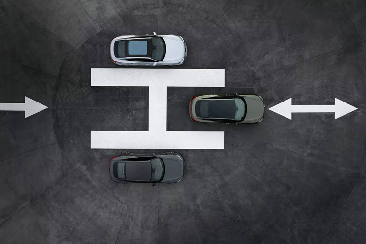 Thiết lập mới hứa hẹn sẽ giữ cho chiếc xe “gần như nằm ngang trong quá trình phanh, đánh lái và tăng tốc chủ động” và có tính năng điều chỉnh chiều cao xe. Hệ thống đánh lái tất cả các bánh cũng là một tùy chọn.