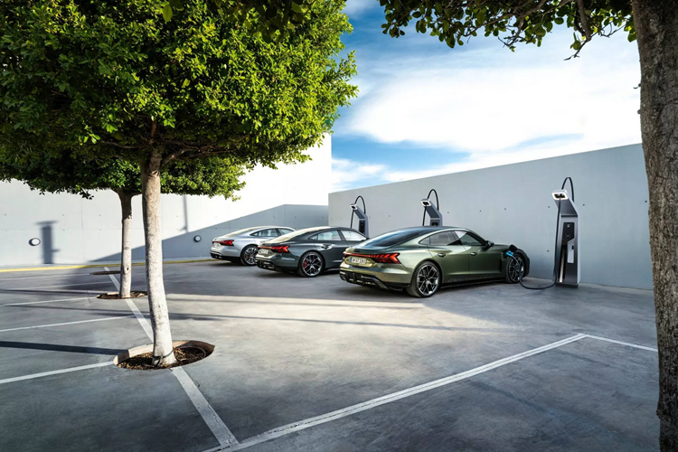 Giờ đây, hãng xe Đức cập nhật toàn bộ dải sản phẩm e-tron GT sang đời mới 2025 với hàng loạt cải tiến, bao gồm cả việc bổ sung thêm cấu hình RS Performance cao cấp nhất. Tất cả các xe Audi e-tron GT 2025 được trang bị bộ pin mới có dung lượng 97 kWh, nhẹ hơn tới 9 kg so với khối pin 84 kWh cũ.