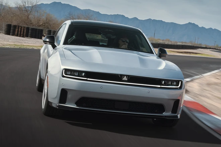 Trong khi đó, phiên bản 4 cửa của Charger Daytona R/T và Charger Daytona Scat Pack sẽ lên dây chuyền sản xuất vào đầu năm 2025. Charger Daytona 2024 được phát triển dựa trên nền tảng khung gầm STLA Large mới của Stellantis.