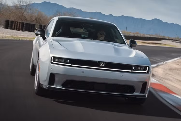 Trong khi đó, phiên bản 4 cửa của Charger Daytona R/T và Charger Daytona Scat Pack sẽ lên dây chuyền sản xuất vào đầu năm 2025. Charger Daytona 2024 được phát triển dựa trên nền tảng khung gầm STLA Large mới của Stellantis.