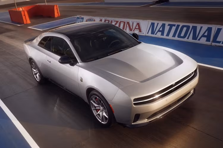 Ở bên trong, Dodge Charger Daytona 2024 được trang bị màn hình đồng hồ lái 10,25 inch tiêu chuẩn hoặc 16 inch tùy chọn. Màn hình trung tâm 12,3 inch tích hợp hệ thống thông tin giải trí Uconnect 5 của Dodge.