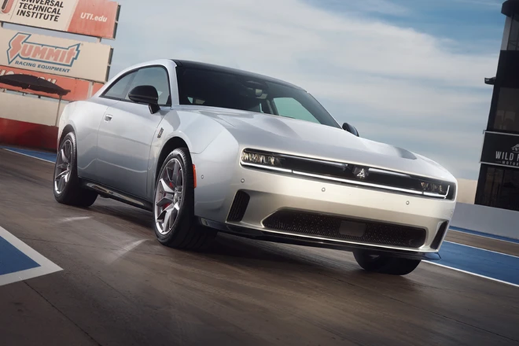 Mẫu xe điện này được trang bị cụm pin với dung lượng 93,9 kWh, cung cấp phạm vi di chuyển thuần điện là 510 km đối với bản tiêu chuẩn và 418 km ở bản Scat Pack. Đi kèm với đó là bộ sạc nhanh 350 kW có thể sạc đầy từ 20% đến 80% trong khoảng 27 phút.