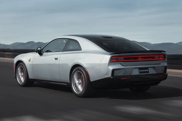 Dành cho những khách hàng đam mê tiếng “nẹt pô”, Charger Daytona được trang bị bộ “ống xả giả lập" Fratzonic Chambered của Dodge, giúp xe điện phát ra âm thanh lớn như một chiếc Hellcat. Âm thanh thay đổi tùy thuộc vào chế độ lái.