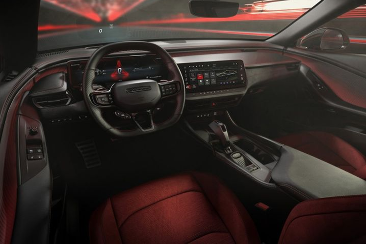 Số đo dài x rộng x cao của xe lần lượt là 5.248 x 2.028 x 1.497 mm, đi kèm chiều dài cơ sở là 3.074 mm. Với kích thước lớn như vậy, không có gì đáng ngạc nhiên khi mẫu xe cơ bắp chạy điện này có khối lượng lên tới 2.648 kg.