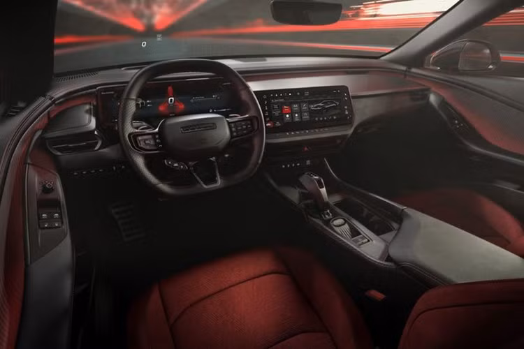 Số đo dài x rộng x cao của xe lần lượt là 5.248 x 2.028 x 1.497 mm, đi kèm chiều dài cơ sở là 3.074 mm. Với kích thước lớn như vậy, không có gì đáng ngạc nhiên khi mẫu xe cơ bắp chạy điện này có khối lượng lên tới 2.648 kg.