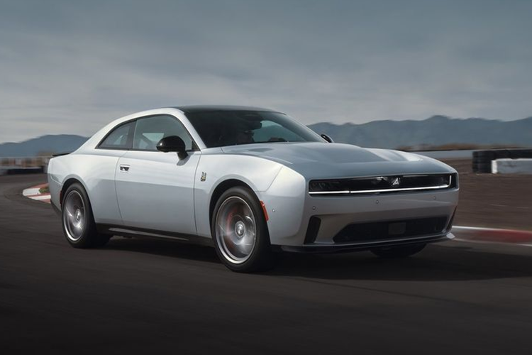 Ra mắt vào tháng 3 năm nay, Dodge Charger Daytona 2024 chạy điện nhanh chóng thu hút sự quan tâm của nhiều khách hàng. Đây là lần đầu tiên mẫu xe này được trang bị hệ thống truyền động điện, thay thế cho động cơ V8 vốn làm nên tên tuổi của các dòng xe cơ bắp.