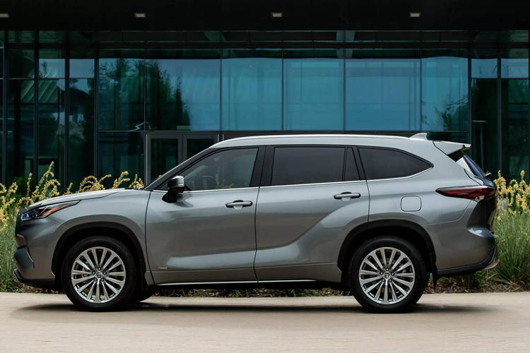 Ngoài ra, bản XSE Turbo cũng có cụm đồng hồ kỹ thuật số 12,3 inch với màn hình khởi động Sport Mode để “thêm phần sắc sảo”. Tất cả các cấu hình hybrid hiện đều được trang bị hệ dẫn động 4 bánh toàn thời gian tiêu chuẩn. Thêm vào đó, logo Toyota đã được chuẩn hóa trên tất cả các phiên bản, để có diện mạo thống nhất.