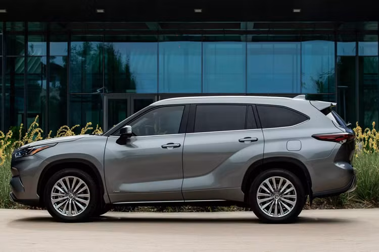 Ngoài ra, bản XSE Turbo cũng có cụm đồng hồ kỹ thuật số 12,3 inch với màn hình khởi động Sport Mode để “thêm phần sắc sảo”. Tất cả các cấu hình hybrid hiện đều được trang bị hệ dẫn động 4 bánh toàn thời gian tiêu chuẩn. Thêm vào đó, logo Toyota đã được chuẩn hóa trên tất cả các phiên bản, để có diện mạo thống nhất.