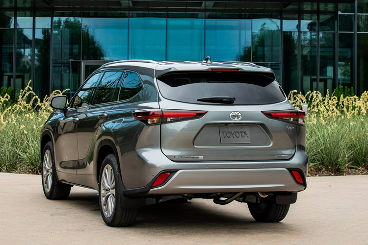 Tại thị trường Bắc Mỹ, mức giá xe Toyota Highlander 2025 đời mới khởi điểm từ 39.520 USD (tương đương 971 triệu đồng), sẽ chính thức bán ra kể từ tháng 11/2024 này. Trong khi đó, phiên bản đặc biệt Toyota Highlander 25th Edition chưa được công bố giá cụ thể.