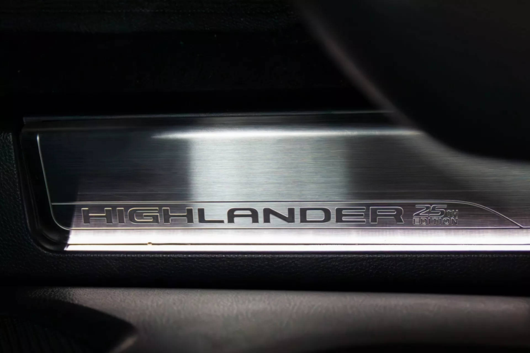 Được phát triển dựa trên bản Hybrid Limited AWD nên phiên bản này cũng sở hữu không gian nội thất hiện đại và sang trọng với hệ thống âm thanh JBL 11 loa, điều hòa không khí ba vùng và màn hình hiển thị trung tâm 12,3 inch.