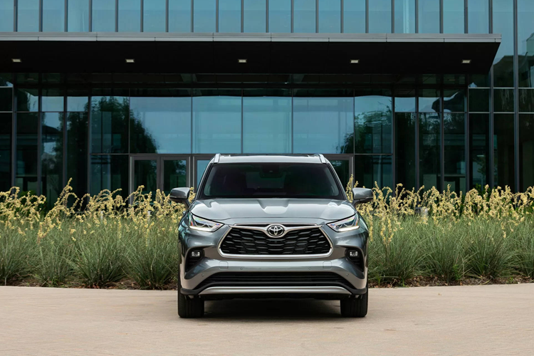 Highlander từng đạt thành tích tiêu thụ được hơn 1 triệu chiếc trong 7 năm đầu tiên sản xuất và đến nay vẫn đang là một trong những sản phẩm chủ lực của Toyota tại nhiều thị trường, đặc biệt là Bắc Mỹ. Ở đời mới này, mẫu xe SUV Toyota Highlander 2025 có bảng màu sơn ngoại thất được sửa đổi.