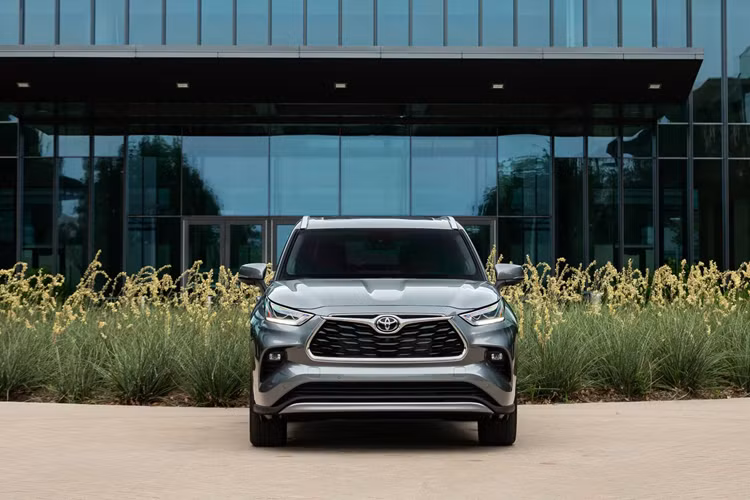 Highlander từng đạt thành tích tiêu thụ được hơn 1 triệu chiếc trong 7 năm đầu tiên sản xuất và đến nay vẫn đang là một trong những sản phẩm chủ lực của Toyota tại nhiều thị trường, đặc biệt là Bắc Mỹ. Ở đời mới này, mẫu xe SUV Toyota Highlander 2025 có bảng màu sơn ngoại thất được sửa đổi.
