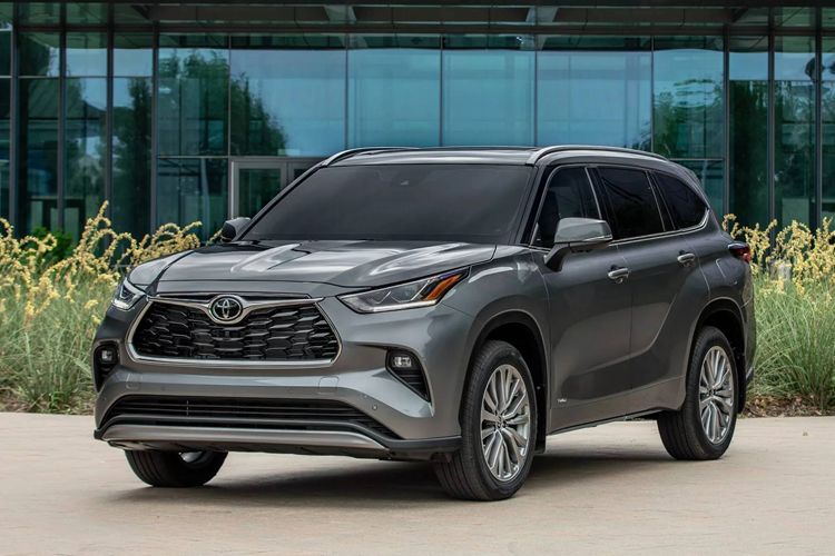 Hãng xe Nhật Bản vừa chính thức giới thiệu mẫu Toyota Highlander 2025 đời mới với một số thay đổi nhỏ, đi kèm là sự xuất hiện một phiên bản giới hạn nhằm kỷ niệm 25 năm ra đời dòng xe crossover này, tính từ lần đầu ra mắt ở Triển lãm ôtô New York năm 2000.