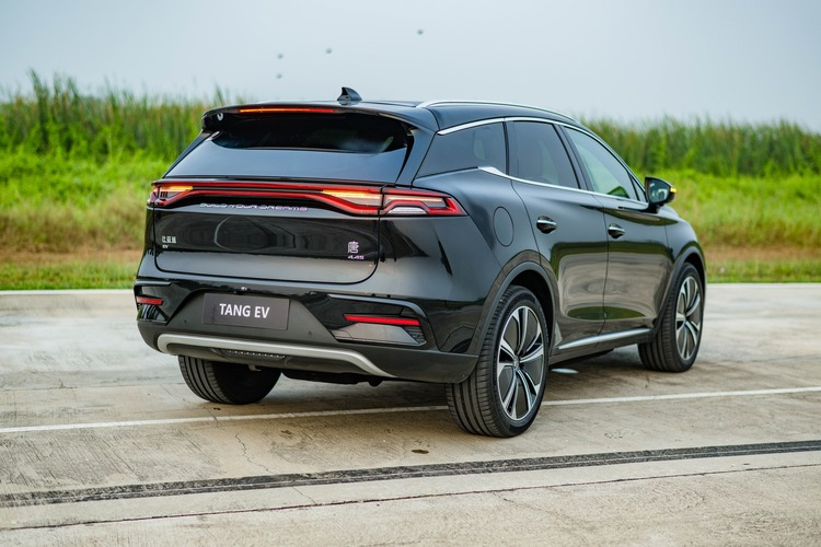 Những thông số này khá tương đồng với thế hệ mới của Hyundai Santa Fe mới ra mắt Việt Nam với các thông số tương ứng là 4.830 x 1.900 x 1.720 mm, chiều dài cơ sở 2.815 mm. Giá bán của BYD Tang tại Trung Quốc là từ 31.200-38.300 USD (768-943 triệu đồng). Khi về Việt Nam, BYD Tang có mức giá dự kiến 1,3 tỷ đồng.