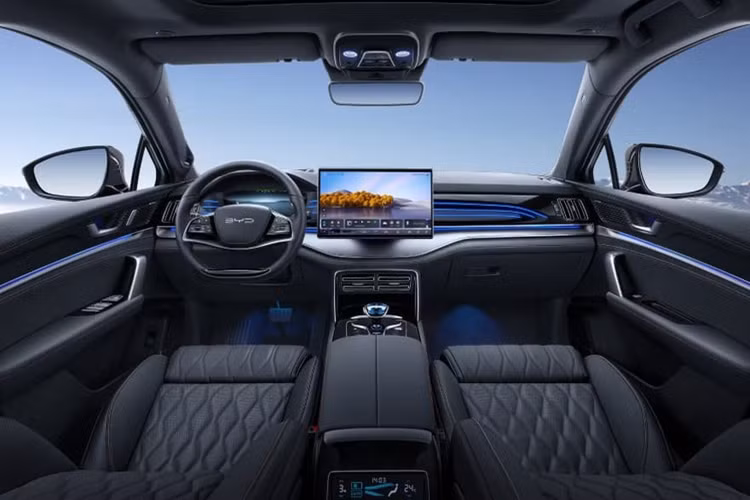 Mức giá này sẽ tương đồng với bản cao của các thương hiệu Hàn Quốc, Nhật Bản hay Mỹ như Toyota Fortuner (1,055-1,362 tỷ đồng), Hyundai Santa Fe (1,069-1,365 tỷ đồng), Ford Everest (1,099-1,545 tỷ đồng)... Thiết kế của BYD Tang mang dấu ấn đặc trưng của xe điện BYD và giống như bản phóng to của Atto 3.