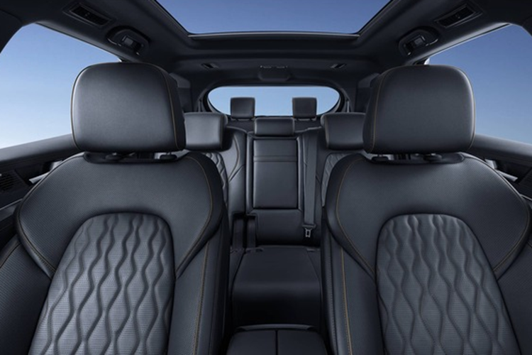 Mặt ca-lăng nối liền đèn pha LED tự động. Ở cột C, hãng xe Trung Quốc sử dụng kính liền lạc ra phía sau. Ở nội thất, vẫn là màn hình giải trí cảm ứng trung tâm 12,3 inch có thể xoay. Bên cạnh đó là cửa chỉnh điện một chạm, chống kẹt, điều hòa tự động 3 vùng, đèn trang trí nội thất (31 màu).