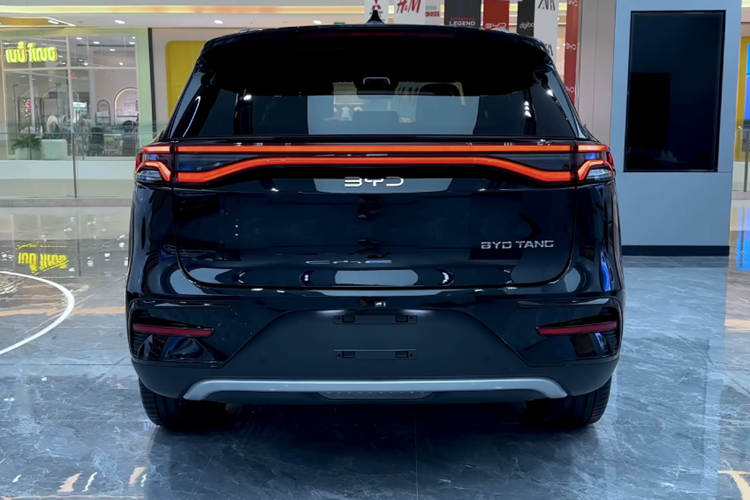 Giá bán chính thức của BYD Tang tại thị trường Việt Nam sẽ được công bố khi ra mắt chính thức trong thời gian tới. Tuy nhiên nếu vẫn giữ mức giá 1,3 tỷ đồng sẽ rất khó để khách hàng Việt xuống tiền cho mẫu SUV điện này của BYD bởi trong tầm tiền này họ có nhiều lựa chọn thực dụng và linh động hơn.