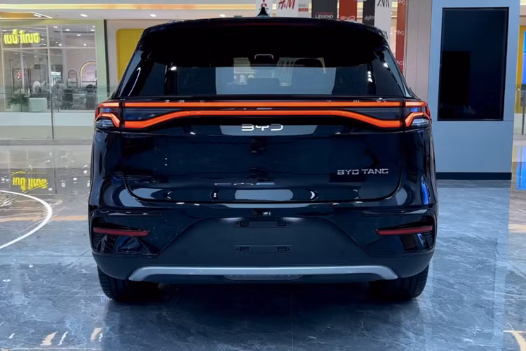 Giá bán chính thức của BYD Tang tại thị trường Việt Nam sẽ được công bố khi ra mắt chính thức trong thời gian tới. Tuy nhiên nếu vẫn giữ mức giá 1,3 tỷ đồng sẽ rất khó để khách hàng Việt xuống tiền cho mẫu SUV điện này của BYD bởi trong tầm tiền này họ có nhiều lựa chọn thực dụng và linh động hơn.