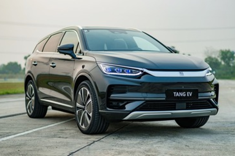 BYD Tang về Việt Nam sẽ là sản phẩm có mặt trong phân khúc SUV cỡ D của hãng xe Trung Quốc với cấu hình 3 chỗ ngồi và có kích thước lớn. BYD Tang có chiều dài x rộng x cao là 4.870 x 1.950 x 1.725 mm, trục cơ sở 2.820 mm.