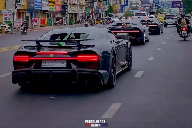Bên trong khoang lái, Chiron Super Sport thực sự tạo nên sự khác biệt với mẫu 300+ và Pur Sport. Thay cho chất liệu Alcantara thể thao là da bọc cao cấp, các chi tiết ốp nhôm bóng và các phụ kiện sang trọng phù hợp cho "các hành trình tốc độ cao đường dài."