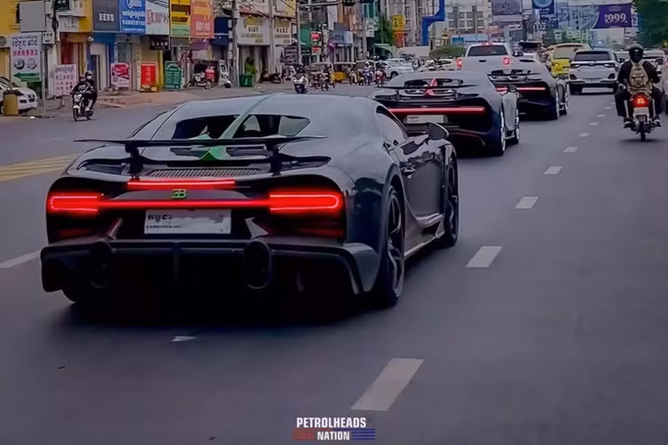 Bên trong khoang lái, Chiron Super Sport thực sự tạo nên sự khác biệt với mẫu 300+ và Pur Sport. Thay cho chất liệu Alcantara thể thao là da bọc cao cấp, các chi tiết ốp nhôm bóng và các phụ kiện sang trọng phù hợp cho "các hành trình tốc độ cao đường dài."