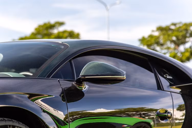 Tương tự như chiếc Super Sport 300+, chi tiết hốc gió cong mềm mại ở cản trước và ống xả đôi phía sau lấy cảm hứng từ siêu xe Bugatti EB110 tiếp tục xuất hiện trên chiếc Chiron Super Sport.