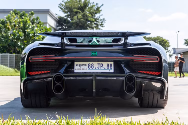 Ngoại thất của chiếc siêu xe triệu đô Bugatti Chiron Super Sport ở Campuchia nhưng thuộc sở hữu của 1 đại gia Trung Quốc có carbon trần, tức bộ áo này được làm 100% từ sợi carbon, rất đắt tiền, đẳng cấp, và chỉ 1 vết xước nhỏ, cũng khiến chủ xe xót của.