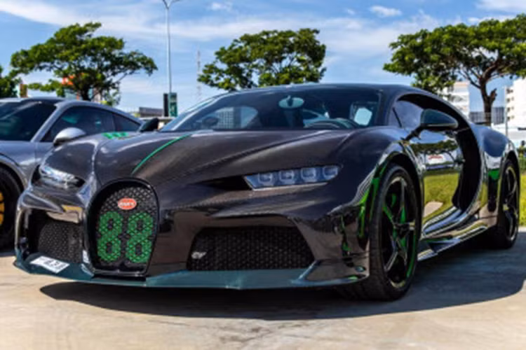 Siêu xe triệu đô Bugatti Chiron Super Sport vẫn được trang bị khối động cơ W16, dung tích 8.0 lít, 4 bộ tăng áp,sản sinh ra công suất tối đa 1.578 mã lực và mô-men xoắn cực đại 1.600 Nm nhưng đã được hãng xe đến từ Pháp giới hạn vận tốc tối đa xuống còn 440 km/h nhằm đảm bảo an toàn và đáp ứng quy chuẩn.
