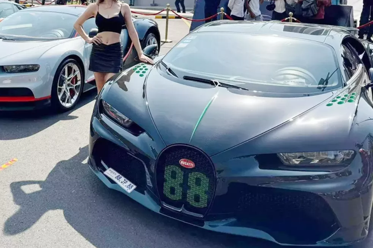 Trong số 2 chiếc siêu phẩm Bugatti Chiron, có 1 xe thuộc bản Bugatti Chiron Super Sport triệu đô, tức siêu nhanh, siêu mạnh và rõ ràng phải siêu giới hạn cũng như siêu đắt. Vậy bạn có tò mò muốn biết chủ nhân của bom tấn Bugatti Chiron Super Sport này là ai hay không?