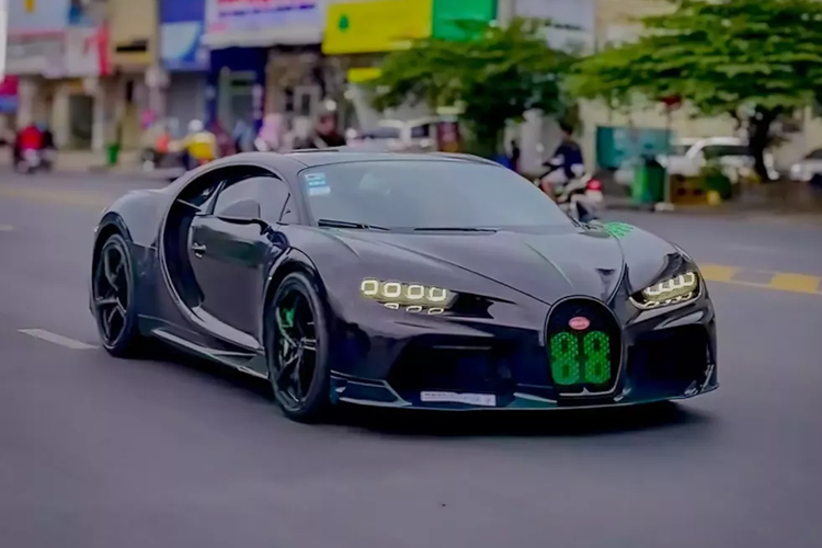 Trang bị độc đáo nhất của Chiron Super Sport phải kể bộ lazăng hợp kim nhôm đa chấu hình chữ Y. Tuy nhiên, nếu không hài lòng với trang bị này, người dùng có thể nâng cấp lên tùy chọn mâm hợp kim magiê của mẫu Pur Sport.