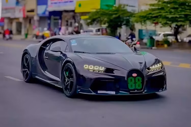 Trang bị độc đáo nhất của Chiron Super Sport phải kể bộ lazăng hợp kim nhôm đa chấu hình chữ Y. Tuy nhiên, nếu không hài lòng với trang bị này, người dùng có thể nâng cấp lên tùy chọn mâm hợp kim magiê của mẫu Pur Sport.