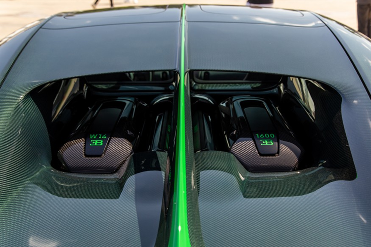 Chưa hết, chiếc Bugatti Chiron Super Sport này còn sở hữu 1 số họa tiết màu xanh lá cây, với điểm nhấn mạnh mẽ nhất là con số 88 trên lưới tản nhiệt. Cặp số 88 này lại xuất hiện 1 lần nữa nhưng trên biển số của xe là 88.JP.88. Sau cùng là bộ mâm 5 chấu đơn sơn màu đen, cùng kẹp phanh sơn màu xanh chuối.