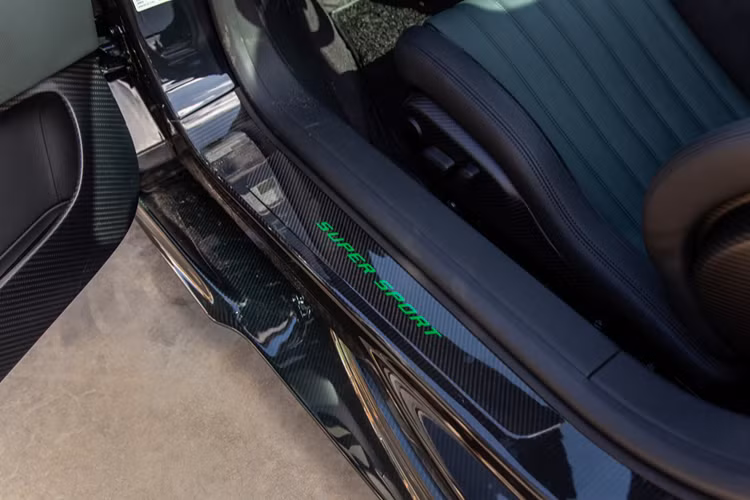 Khác với đại gia Hoàng Kim Khánh mua xe McLaren Senna và Koenigsegg Regera ra biển số Campuchia nhưng sử dụng tại nước ta, vị đại gia Trung Quốc để xe Bugatti Chiron Super Sport ở Campuchia để di chuyển, tụ tập cùng bạn bè