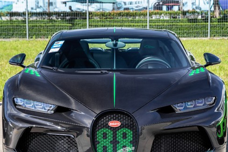 Được biết, hãng siêu xe nước Pháp chỉ sản xuất tổng cộng 60 chiếc Bugatti Chiron Super Sport trên toàn thế giới đi kèm mức giá bán lên đến 3,9 triệu đô la, tương đương khoảng 90 tỷ đồng, cao hơn 1,3 triệu đô la so với bản tiêu chuẩn và ước tính trên 20 xe đang có mặt tại châu Á.