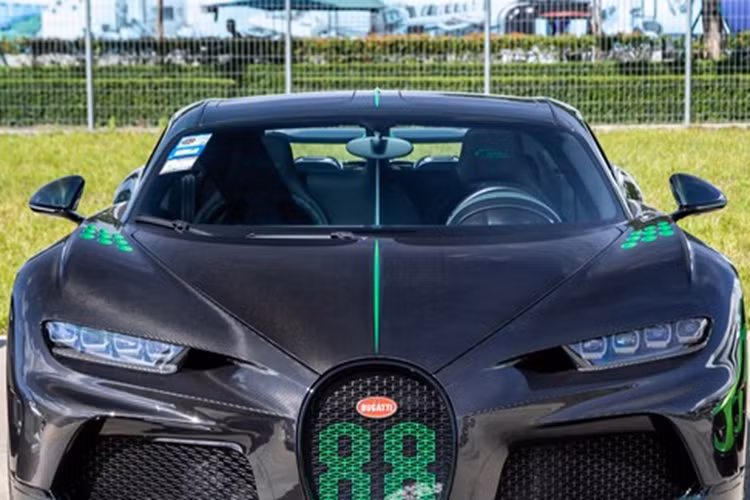 Được biết, hãng siêu xe nước Pháp chỉ sản xuất tổng cộng 60 chiếc Bugatti Chiron Super Sport trên toàn thế giới đi kèm mức giá bán lên đến 3,9 triệu đô la, tương đương khoảng 90 tỷ đồng, cao hơn 1,3 triệu đô la so với bản tiêu chuẩn và ước tính trên 20 xe đang có mặt tại châu Á.