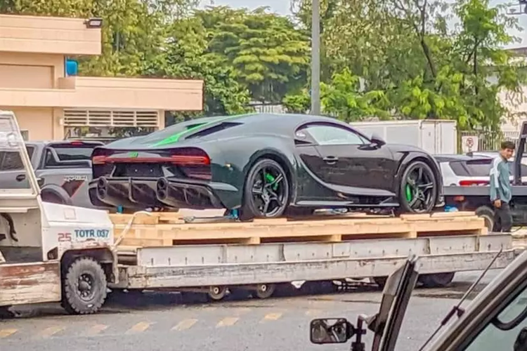 Bugatti Chiron Super Sport có phần đuôi xe khá dài và mượt mà, đồng thời giúp xe tạo ra lực nén xuống mặt đường lớn tương đương với việc trang bị thêm cánh gió đuôi hoạt động ở chế độ Top Speed.