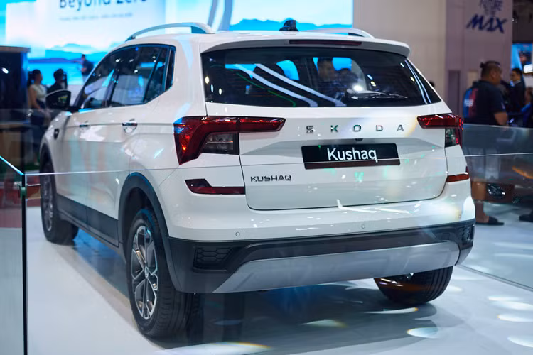 Trên bản xe đang lưu hành tại thị trường Ấn Độ, nội thất Skoda Kushaq được thiết kế khá hiện đại theo phong cách tối giản, gọn gàng phù hợp tầm giá. Táp lô thiết kế 3 tầng, đường viền mạ chrome chạy ngang qua táp lô. Vô-lăng 2 chấu, tích hợp một số phím chức năng và chỉnh 4 hướng.