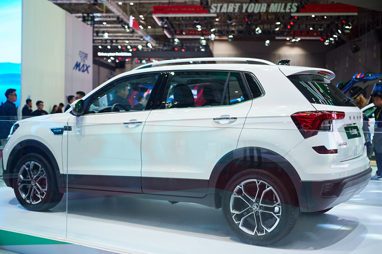 Trung tâm táp lô là màn cảm ứng 7 inch kết nối với 6 loa giải trí, điều hòa chỉnh tay có khe gió riêng cho hàng ghế sau. Bản cao cấp hơn dùng màn 10 inch hỗ trợ kết nối Apple CarPlay/Android Auto, điều hòa tự động, lẫy chuyển số sau vô lăng, đèn viền nội thất, bảng đồng hồ kỹ thuật số 3,5 inch, hàng ghế sau có thể gập 60:40….