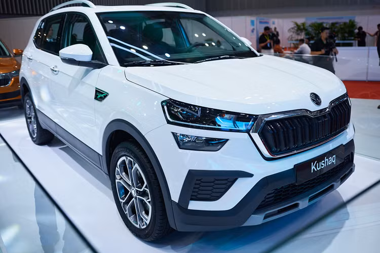 Tại triển lãm VMS 2024, chiếc Skoda Kushaq 2025 mới chính là sản phẩm được hãng xe của cộng hoà Séc đặt làm trọng tâm (chứ không phải mẫu Kodiaq thế hệ mới) khi trưng bày đúng 1 xe duy nhất với khung kính bao quanh, không cho khách tham quan tiếp cận quá gần và do đó không thể quan sát kỹ nội thất bên trong.