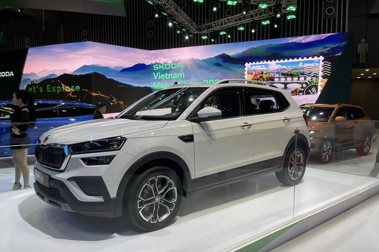 Về an toàn, mẫu xe SUV Skoda Kushaq 2025 có mặc định 2 túi khí, phanh ABS, phân bổ lực phanh điện tử EBD, cảm ứng đỗ xe phía sau, cân bằng điện tử ESC. Ngoài ra, bản cao nâng số túi khí lên 6 đồng thời có thêm camera lùi, Cruise Control, hỗ trợ khởi hành ngang dốc hay cảnh báo áp suất lốp.