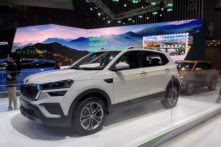 Về an toàn, mẫu xe SUV Skoda Kushaq 2025 có mặc định 2 túi khí, phanh ABS, phân bổ lực phanh điện tử EBD, cảm ứng đỗ xe phía sau, cân bằng điện tử ESC. Ngoài ra, bản cao nâng số túi khí lên 6 đồng thời có thêm camera lùi, Cruise Control, hỗ trợ khởi hành ngang dốc hay cảnh báo áp suất lốp.