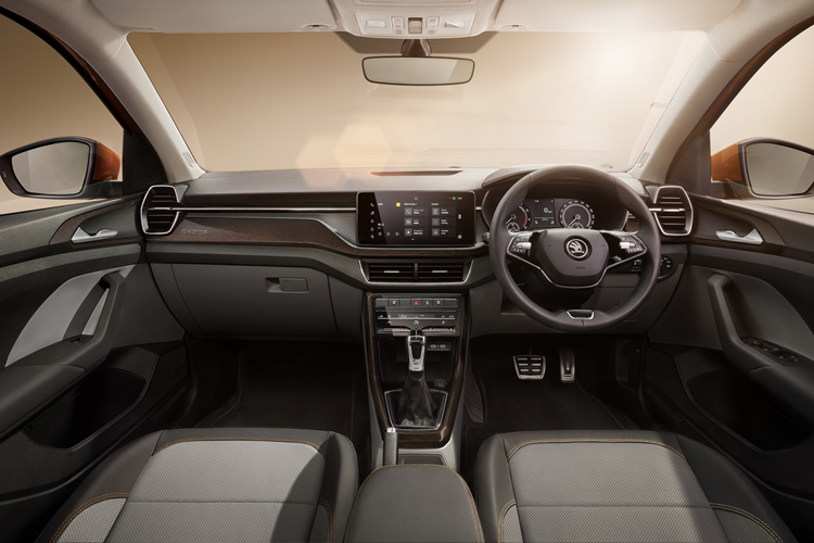 Giá chằng đồ gắn trần, mâm đa chấu kích thước 16 inch trên bản tiêu chuẩn và 17 inch sơn 2 màu trên bản cao cấp, gương chiếu hậu chỉnh điện/gập điện tích hợp xi nhan là một số điểm nhấn chính tại hông. Đuôi xe xuất hiện đèn hậu LED hình chữ L, dòng chữ SKODA khổ lớn và cản sau ốp nhựa bạc.